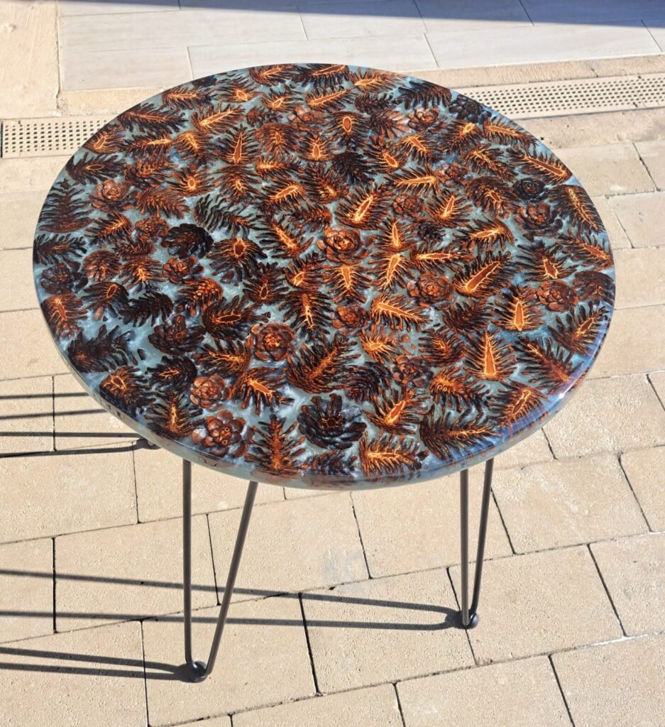 שולחן צד עגול עם אצטרובלים יצוקים באפוקסי ורגלי מתכת