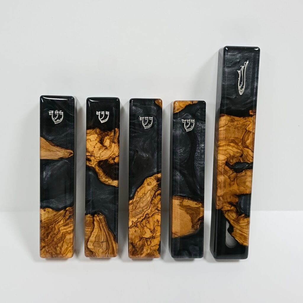 בית מזוזה מעץ זית ואפוקסי בגוון שחור