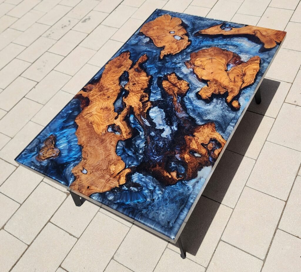 שולחן מעץ זית ואפוקסי