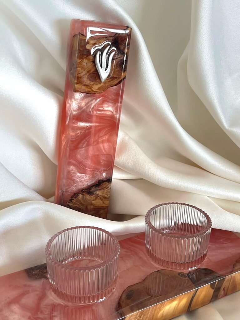 מעמד לנרות שבת ובית מזוזה בגוון אפרסק